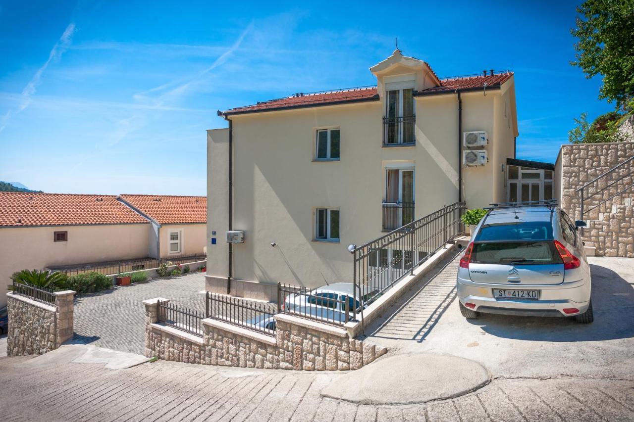 Apartments And Rooms By The Sea Brela, Makarska - 13118 Exterior photo