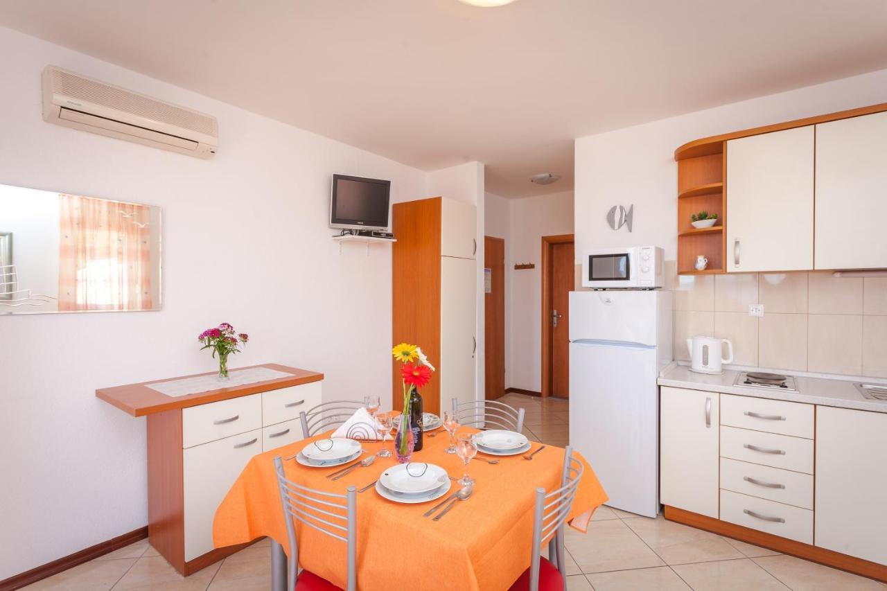 Apartments And Rooms By The Sea Brela, Makarska - 13118 Exterior photo