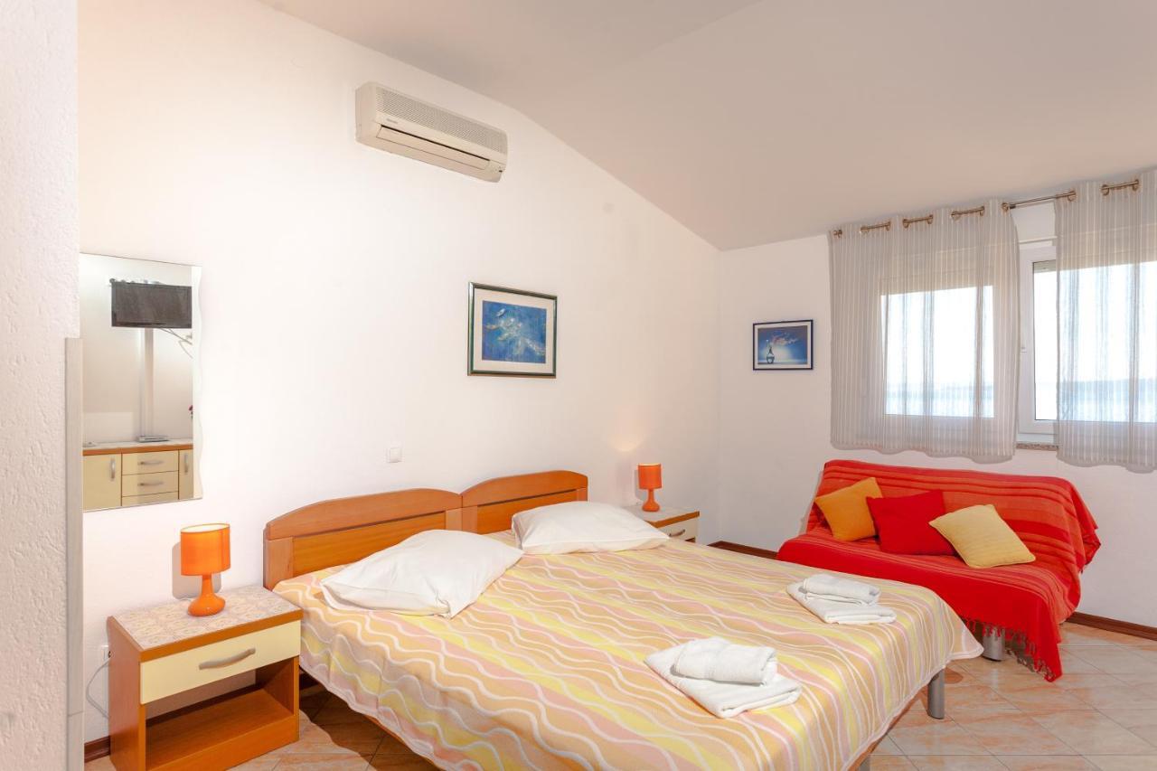 Apartments And Rooms By The Sea Brela, Makarska - 13118 Exterior photo