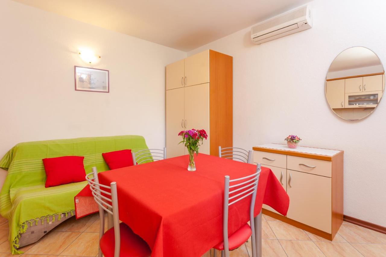 Apartments And Rooms By The Sea Brela, Makarska - 13118 Exterior photo