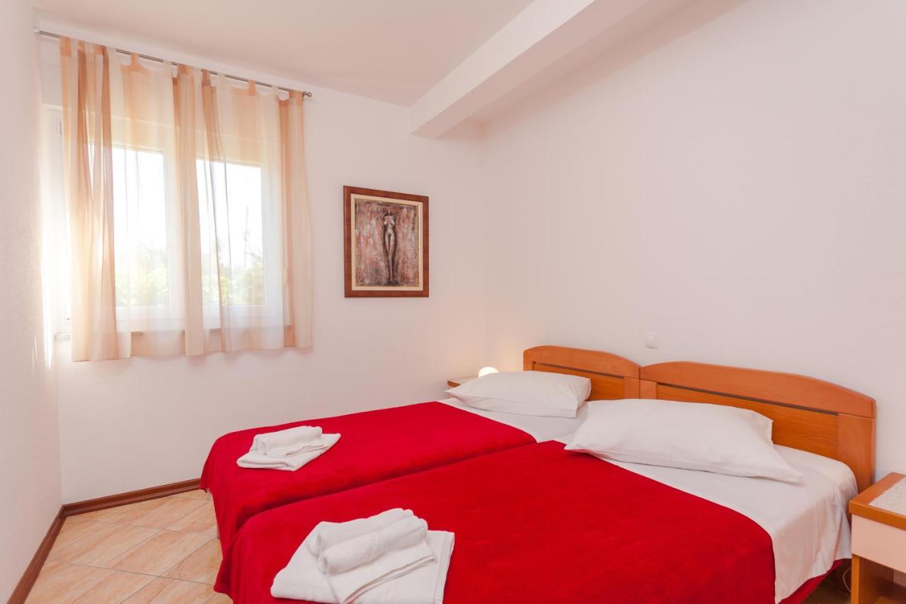 Apartments And Rooms By The Sea Brela, Makarska - 13118 Exterior photo