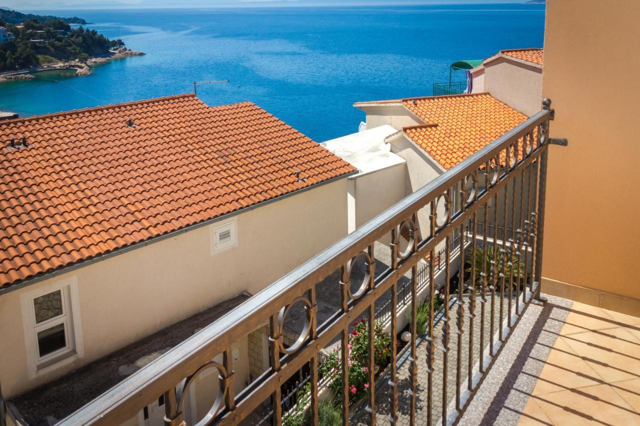 Apartments And Rooms By The Sea Brela, Makarska - 13118 Exterior photo
