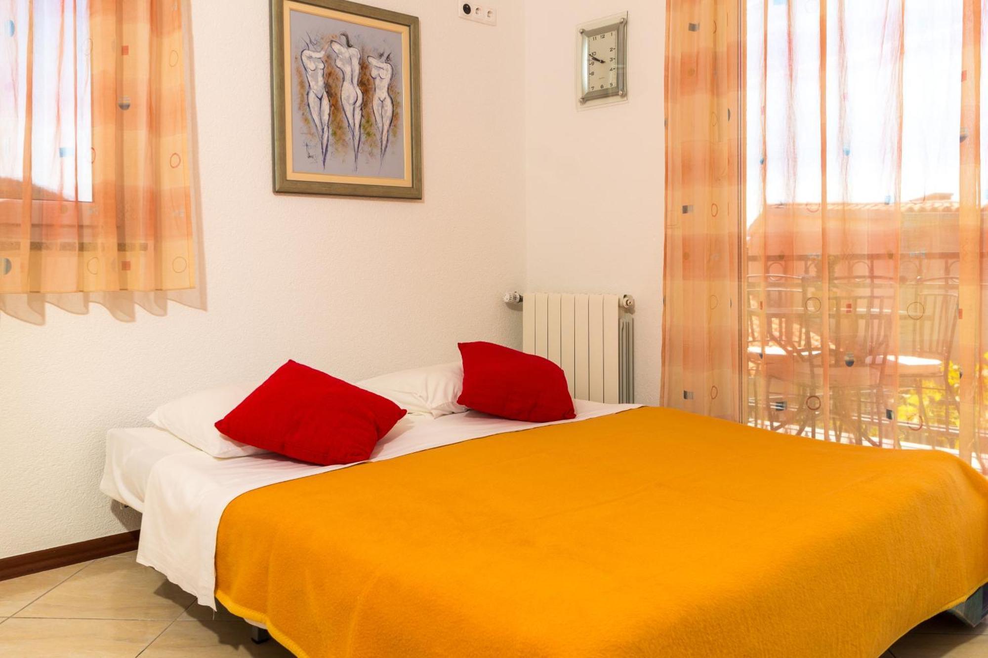 Apartments And Rooms By The Sea Brela, Makarska - 13118 Room photo